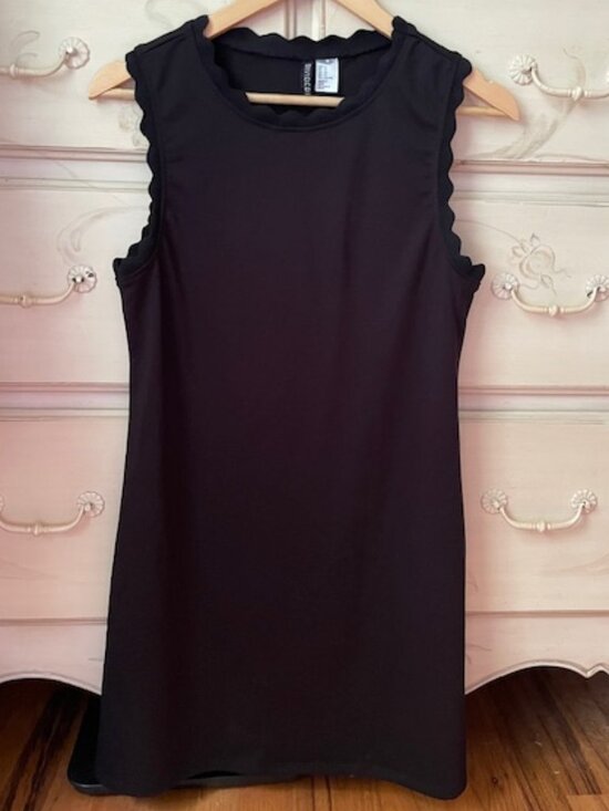 Divided Dresses & Skirts - Divided Black Scallop Detailed Sheath Dress- size medium